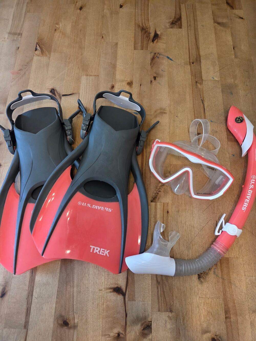 U.S. Divers Diva Snorkeling Set – Coral Pink/Gray Mask, Dry Snorkel, & Trek Fins